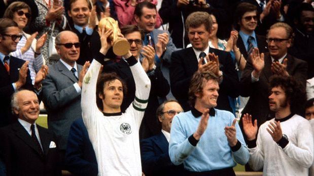 <strong>Weltmeister 1974</strong><br>Beckenbauer auf dem Höhepunkt seiner Spielerkarriere: Bei der WM 1974 führte er die deutsche Mannschaft als Kapitän zum Titel.
