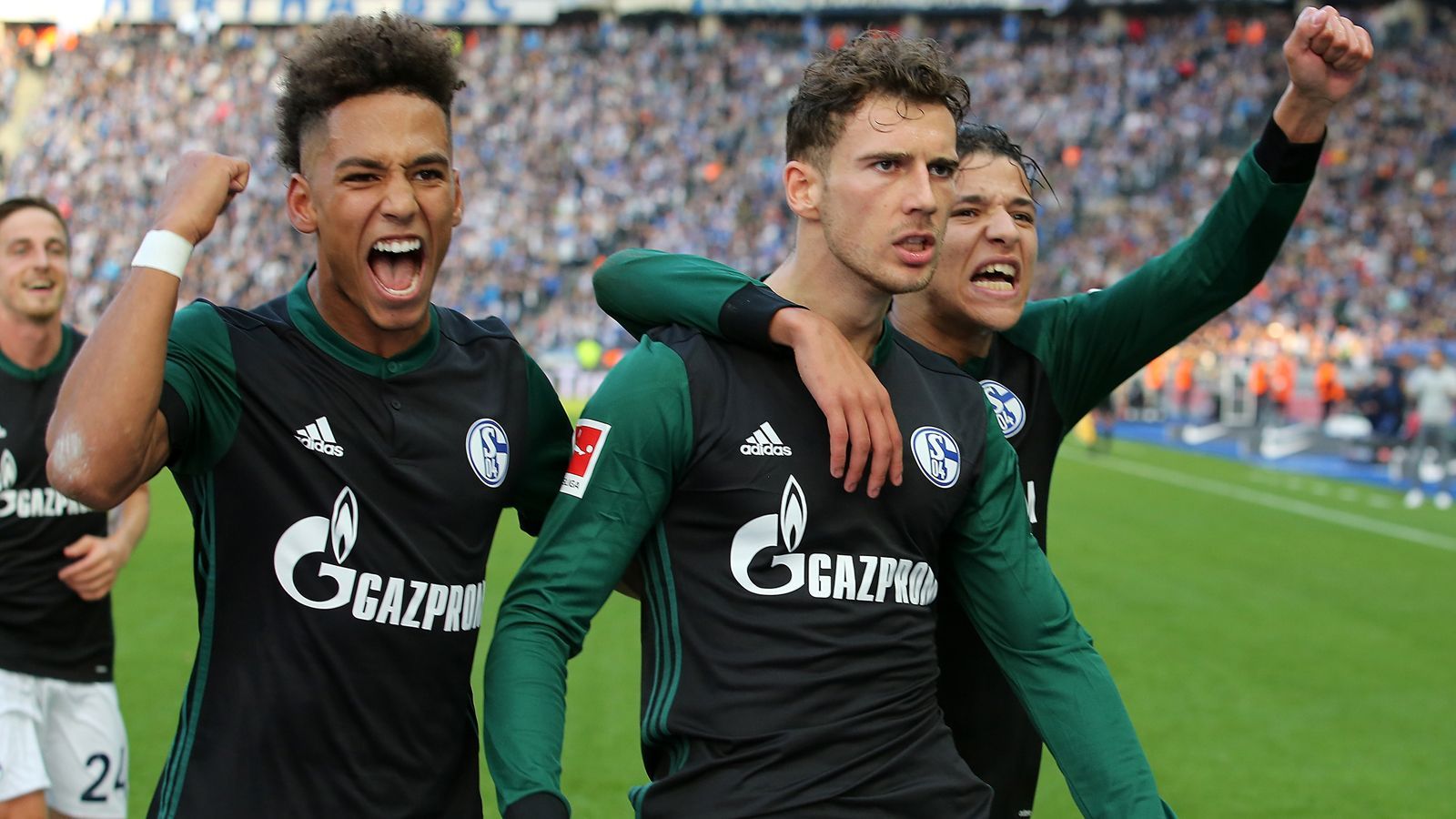 <strong>FC Schalke 04 - 2017/2018</strong><br>Mit acht Punkten Abstand wird Schalke souverän Zweiter in der Bundesliga. Unter dem Gespann Domenico Tedesco und Christian Heidel spielt S04 effizient und ist bei Standards brutal stark. Guido Burgstaller wird mit 13 Toren bester Schütze, dahinter Naldo mit sieben Buden. Im DFB-Pokal ist im Halbfinale gegen Eintracht Frankfurt nach einer fragwürdigen Schiedsrichter-Leistung Schluss.