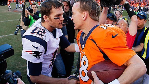 
                <strong>Tom Brady vs Peyton Manning</strong><br>
                Bradys rasanter Aufstieg: Doch schon in der Saison 2001 nahm Head Coach Bill Belichick seinen neuen Quarterback in die Verantwortung, weil Starter Drew Bledsoe verletzt ausfiel. Und Brady lieferte: Beim Super Bowl XXXVI in New Orleans führte er die "Pats" gegen die favorisierten St. Louis Rams zum 20:17 und wurde in seiner ersten Saison als Starting Quarterback gleich zum MVP des Super Bowl gewählt.
              