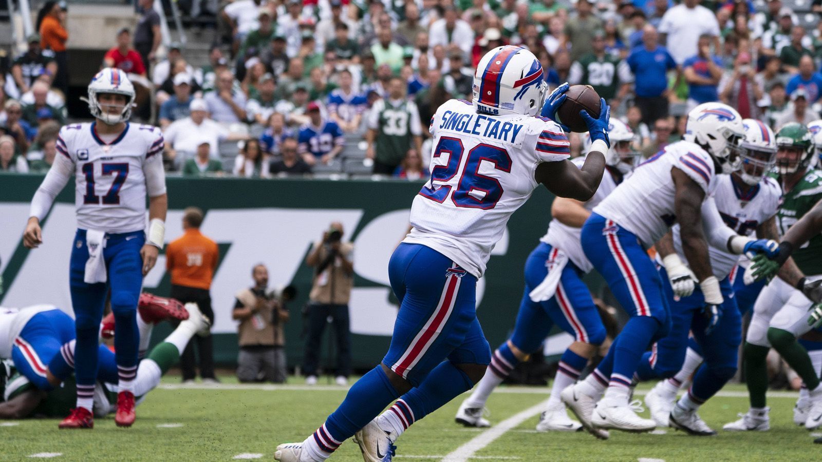 
                <strong>Running Back: Devin Singletary (at New York Giants)</strong><br>
                Der nächste Bills-Spieler! Buffalo hat mit den New York Giants wie schon erwähnt ein vermeintlich leichtes Matchup. Zudem hat der Rookie-Running-Back im ersten Spiel mit wenig Touches überzeugt. Singletary bekam wegen des schnellen Rückstands nur vier Rushes. Diese konnte er aber für 70 Yards nutzen. Außerdem wichtig: Singletary stand bei 48 Snaps auf dem Feld und lief mit 36 Routen die fünft meisten Routen aller Running Backs in Week 1.
              