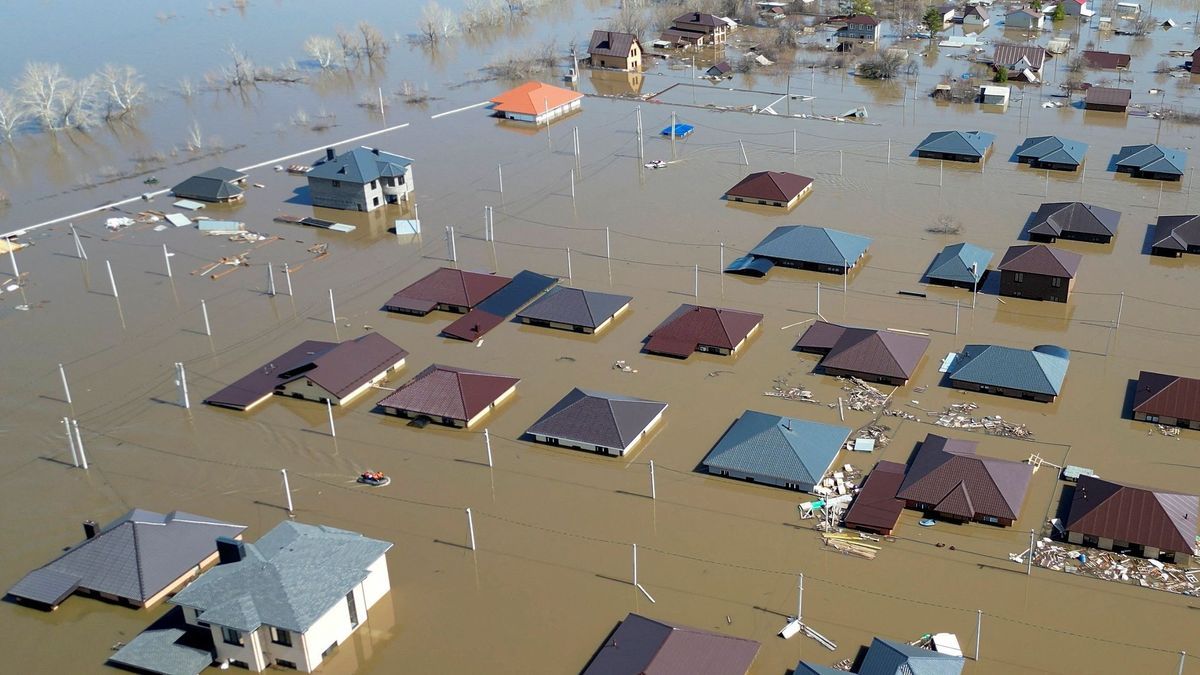 Orenburg in Russland: Überschwemmungen wohin man sieht