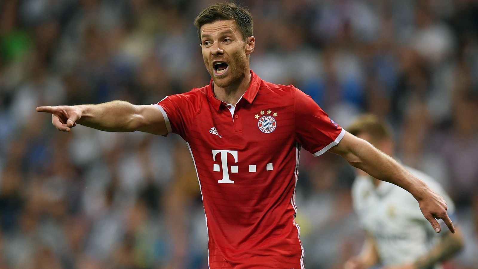 
                <strong>Xabi Alonso</strong><br>
                Mit erst 32 Jahren kam der frühere spanische Mittelfeldstratege Xabi Alonso in die Bundesliga zum FC Bayern und sollte unter Coach Pep Guardiola den Takt im Aufbauspiel angeben. Die ganz großen Titel, wie die Champions League, holte der Spanier mit den Münchner nicht noch einmal, die hatte er aber ohnehin schon in der Tasche. 2005 gewann der Baske mit Liverpool die Königsklasse, nachdem die "Reds" in einem denkwürdigen Finale gegen Milan zur Pause noch mit 0:3 zurücklagen. Alonso war es auch, der einst das 3:3 per Elfmeter-Nachschuss nach einer Stunde erzielte und so erst den 6:5-Erfolg Liverpools im Elfmeterschießen ermöglichte. Neun Jahre später gewann Alonso mit Real Madrid erneut den Henkelpott, ehe er zu den Bayern wechselte. Im Sommer 2017 beendete der Weltmeister und zweimalige Europameister seine Laufbahn in München.
              