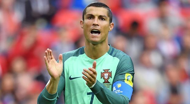 
                <strong>Cristiano Ronaldo (Portugal)</strong><br>
                Auch CR7 darf in dieser Top-Elf nicht fehlen. Neben den DFB-Ballermännern Timo Werner, Lars Stindl und Leon Goretzka ist Cristiano Ronaldo einer der vier Spieler, die beim Confed Cup mehrmals ins gegnerische Tor treffen. Beim Elferschießen gegen Chile ist der Real-Star Portugals fünfter Schütze - sicher in der Hoffnung, ein weiteres Mal das Spiel für sein Team entscheiden zu können. Dazu kommt es nicht - der Europameister scheitert, bevor CR7 zum Punkt schreitet. Beim Spiel um Platz drei war der 32-Jährige nicht mehr dabei, da er seinen Zwillingen beiwohnen wollte.
              