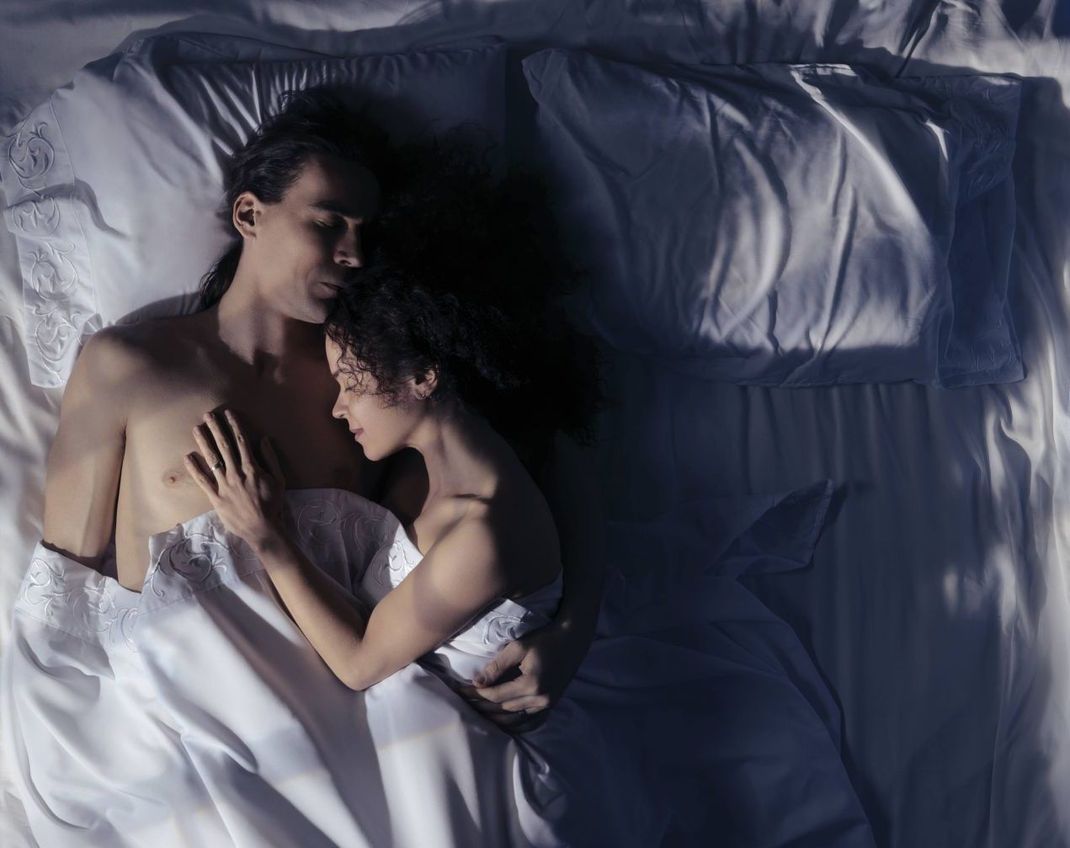 Paare schlafen besser, wenn sie gemeinsam in einem Bett schlafen. Das fanden Forschende der Uniklinik Kiel heraus.