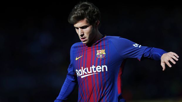 
                <strong>Sergi Roberto</strong><br>
                Kommt nur schwer ins Spiel. Viele Angriffe der Madrilenen kommen über Robertos Seite, der besonders gegen CR7 das Nachsehen hat. Auch gegen Marcelo ist Roberto defensiv überfordert. Offensiv zunächst weitestgehend abgemeldet, ehe er sich mal ein Herz nimmt und kurz nach Seitenwechsel sich einschaltet. Prompt legt Rakitic den Ball nach außen, den Roberto klasse nach innen prallen lässt und auf Suarez legt – 1:0! Fortan mutiger und auch stabiler. Darf nach der Semedo-Einwechslung in der 77. Minute ins Mittelfeld. Dort fühlt er sich deutlich wohler. Kurz vor Schluss gegen Vidal ausgewechselt. ran-Note: 3
              