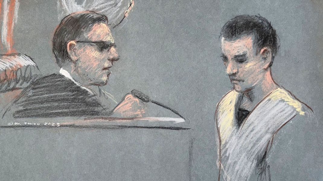 Gerichtszeichnung des Verdächtigen im Datenleak-Skandal, Jack Teixeira (r), vor dem U.S. District Court in Boston.