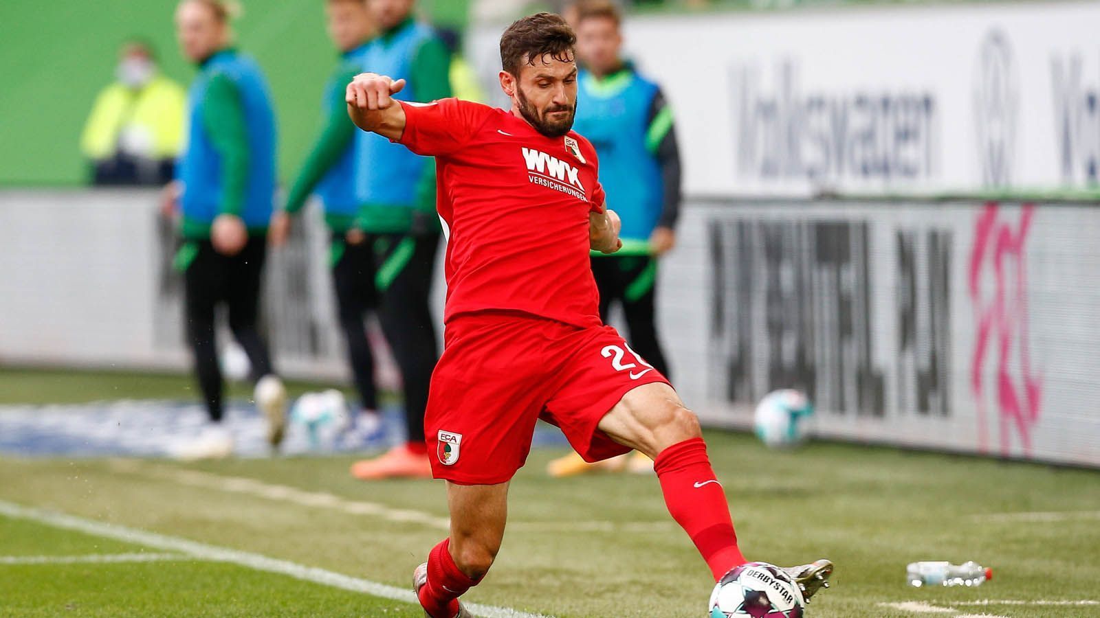 
                <strong>Gewinner - FC Augsburg</strong><br>
                Die Schwaben sicherten sich mit Daniel Caligiuri (Schalke 04) und Torhüter Rafal Gikiewicz (Union Berlin) viel Routine für ihr Team. Beide unterstrichen bereits, wie wertvoll sie für Augsburg sein könnnen. Gerade Caligiuri könnte in die Rolle von Urgestein Daniel Baier schlüpfen, der seine Karriere beendete. Mit Tobias Strobl wurde ein defensiver Mittelfeldspieler aus Gladbach geholt und Felix Uduokhai wurde nach seiner Leihe vom VfL Wolfsburg fest verpflichtet. Auf der Abgangsseite schmerzt neben Baier vor allem Philipp Max' Wechsel nach Eindhoven. Daneben konnte Augsburg sein Team aber weitestgehend zusammenhalten.
              