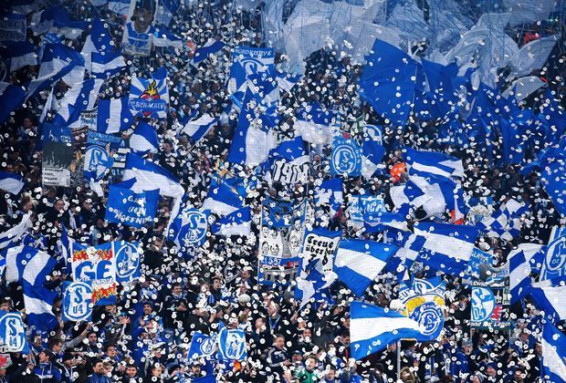 
                <strong>Konfetti statt Pyro</strong><br>
                Auf den Rängen bieten die Schalke-Fans wieder ein Spektakel. Sie feuern ihr Team an und lassen Königsblau hochleben - trotz Niederlage.
              