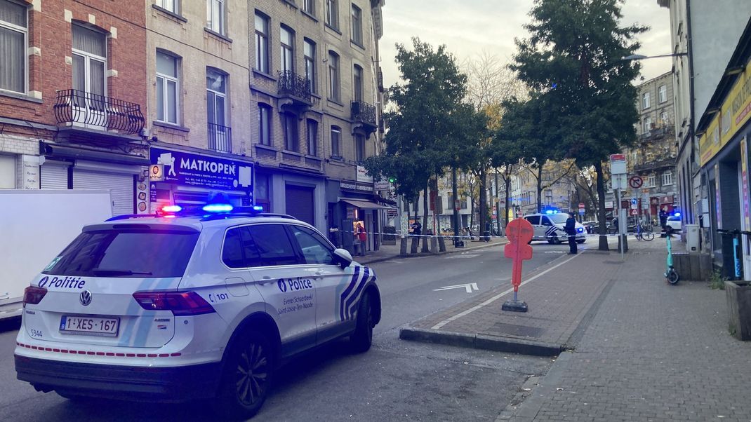 Nach dem Anti-Terror-Einsatz gegen den mutmaßlichen Brüssel-Attentäter war unklar, ob der Mann noch lebt.