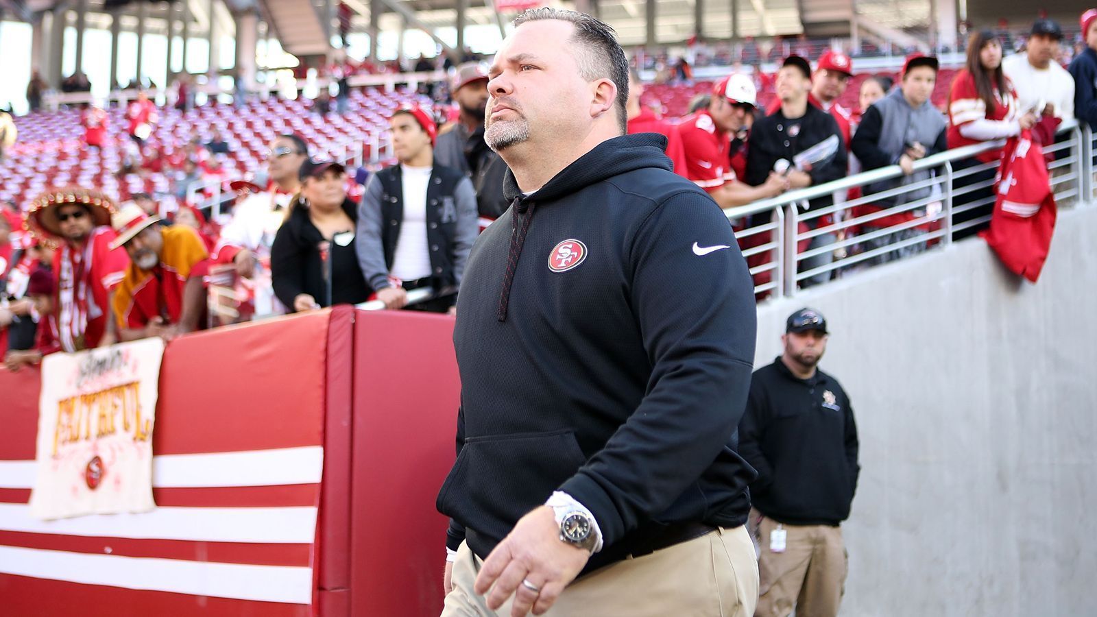 
                <strong>Greg Roman, Offensive Coordinator, Baltimore Ravens</strong><br>
                Greg Roman war bereits Offensive Coordinator der San Francisco 49ers (siehe Foto), als das Team um den damaligen Quarterback Colin Kaepernick in der Saison 2012 in den Super Bowl einzog. Nun ist er für die starke Offense um den potentiellen MVP Lamar Jackson verantwortlich. Das zeigt: Roman ist ein Spezialist, wenn es darum geht, um einen mobilen Quarterback herum eine starke Offense aufzubauen. Die Ravens haben die meisten Rushing-Yards aller NFL-Teams und von den Punkten her auch die beste Offense der Liga. Ein besseres Empfehlungsschreiben für die Funktion des Head Coaches könnte es kaum geben.    
              