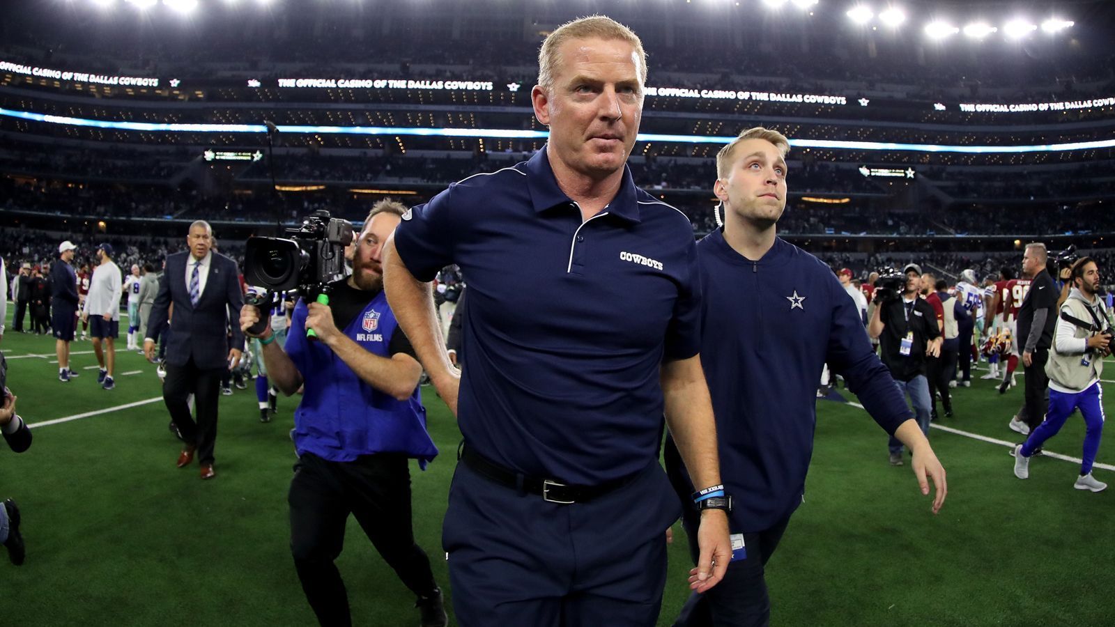 
                <strong>Verlierer: Jason Garrett</strong><br>
                In einer der schwächeren Divisons gelang es Head Coach Jason Garrett nicht, die Playoffs zu erreichen. Dabei hatten die Dallas Cowboys auf dem Papier ein talentiertes Team rund um das Offensiv-Trio aus Dak Prescott, Ezekiel Elliott und Amari Cooper. Die Konsequenz: Die Cowboys und Garrett trennten sich. Garrett kommt als Offensiv-Koordinator bei den New York Giants unter.
              