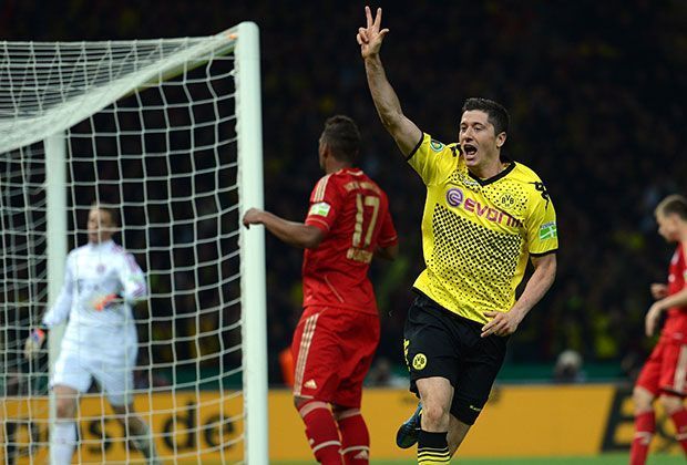 
                <strong>Spiel fünf</strong><br>
                Die Krönung einer grandiosen Saison gelang Lewandowski einen Monat später im Pokalfinale 2012. Beim 5:2-Erfolg schoss der BVB-Stürmer den FC Bayern mit drei Toren quasi im Alleingang ab.
              