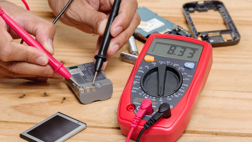 Falls bei Ihnen elektrische Geräte ausfallen oder die Sicherung durchbrennt, ist eine haargenaue Fehlersuche ratsam. Mit dem Multimeter können Sie in wenigen Schritten Stromquellen überprüfen. Wir zeigen Ihnen in diesem Beitrag, wie das Schritt für Schritt geht.