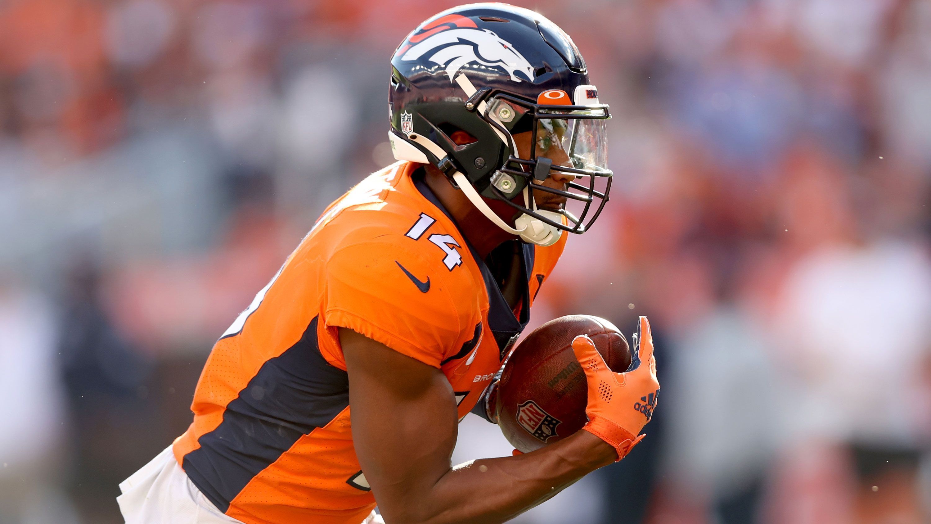 
                <strong>Wide Receiver: Courtland Sutton</strong><br>
                Erst im vergangenen November stattete die Franchise den Passempfänger mit einem neuen Vierjahresvertrag aus, der dem 26-Jährigen bis zu 61 Millionen US-Dollar einbringen kann. Diesen verdiente sich Sutton als produktivster Broncos-Receiver in puncto Receiving Yards (776) in 2021, zudem erzielte er zwei Touchdowns. Er dürfte wie D. K. Metcalf bei den Seahawks, Wilsons erster Ansprechpartner für Eins-gegen-Eins-Duelle mit physischen Verteidigern sein.
              