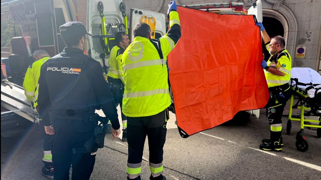 Sanitäter verdecken die Sicht auf einen Krankenwagen, nachdem der konservative Politiker Alejo Vidal-Quadras auf der Straße angeschossen wurde. 