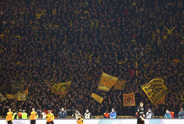 
                <strong>BVB-Fans in Berlin</strong><br>
                ... die schwarz-gelbe Wand sieht trotz 90 Minuten Dauer-Support ein 0:1 und die wohl schlechteste Leistung der Saison. Der BVB stürzt wieder auf Platz 16. Und was machen die enttäuschten Fans?
              