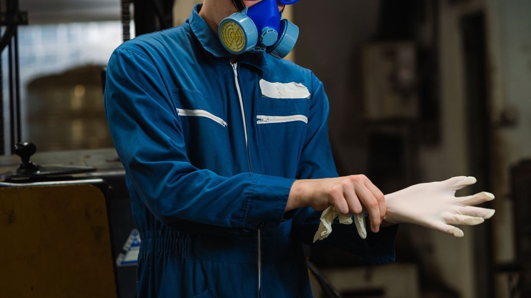 Um beim Handwerk den direkten Kontakt vor Schmutz und Schadstoffen zu meiden, benötigen Sie den Schutzanzug. Dieser kann über die Arbeitskleidung gezogen werden, ohne die Bewegungsfreiheit zu beeinträchtigen. Was Sie beim Kauf beachten sollten, erklären wir in diesem Beitrag.