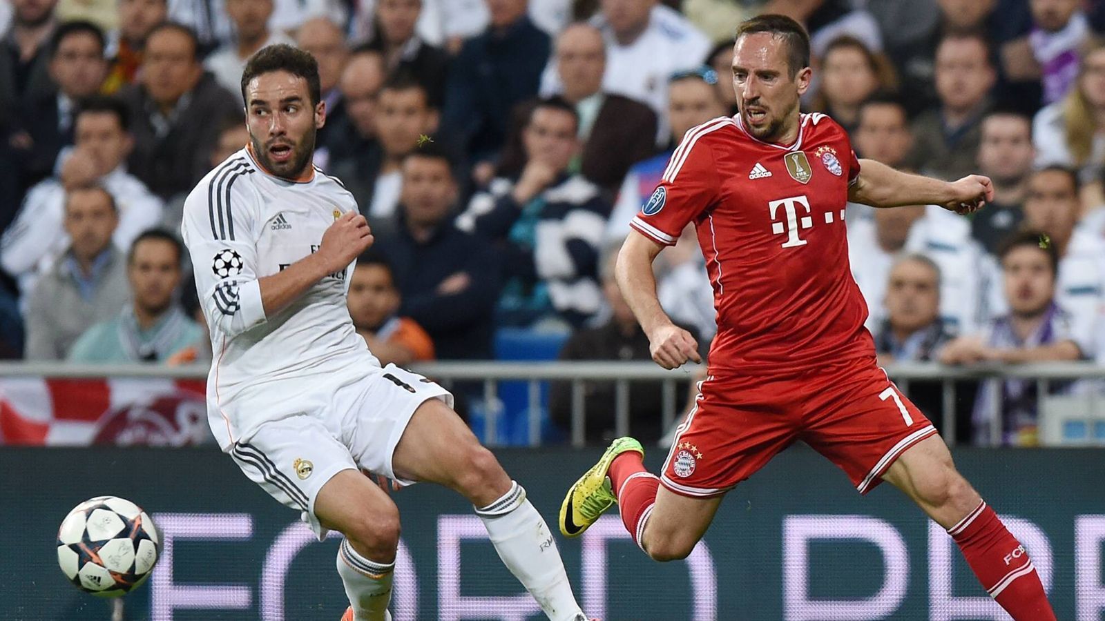 
                <strong>Ribery gegen Carvajal (2014)</strong><br>
                Tatort Allianz Arena im Jahr 2014: Im Rückspiel des Champions-League-Halbfinals gegen Real Madrid waren die Bayern hoffnungslos unterlegen. Beim Stand von 0:3 ohrfeigt Ribery Dani Carvajal. Später sagte er: "Ich bereue nichts. Er hat mir auch eine gegeben." Weder Schiedsrichter noch UEFA bestraften die Aktion.
              