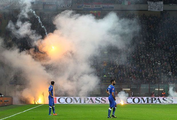 
                <strong>Italien gegen Kroatien - Ausschreitungen beim Länderspiel</strong><br>
                Als die italienische Polizei versuchte die Pyrowerfer aus dem Block zu ziehen, kam es zu Schlägereien mit den kroatischen Randallierern. 17 Festnahmen verbuchten die Beamten im Endeffekt nach dem Spiel.
              