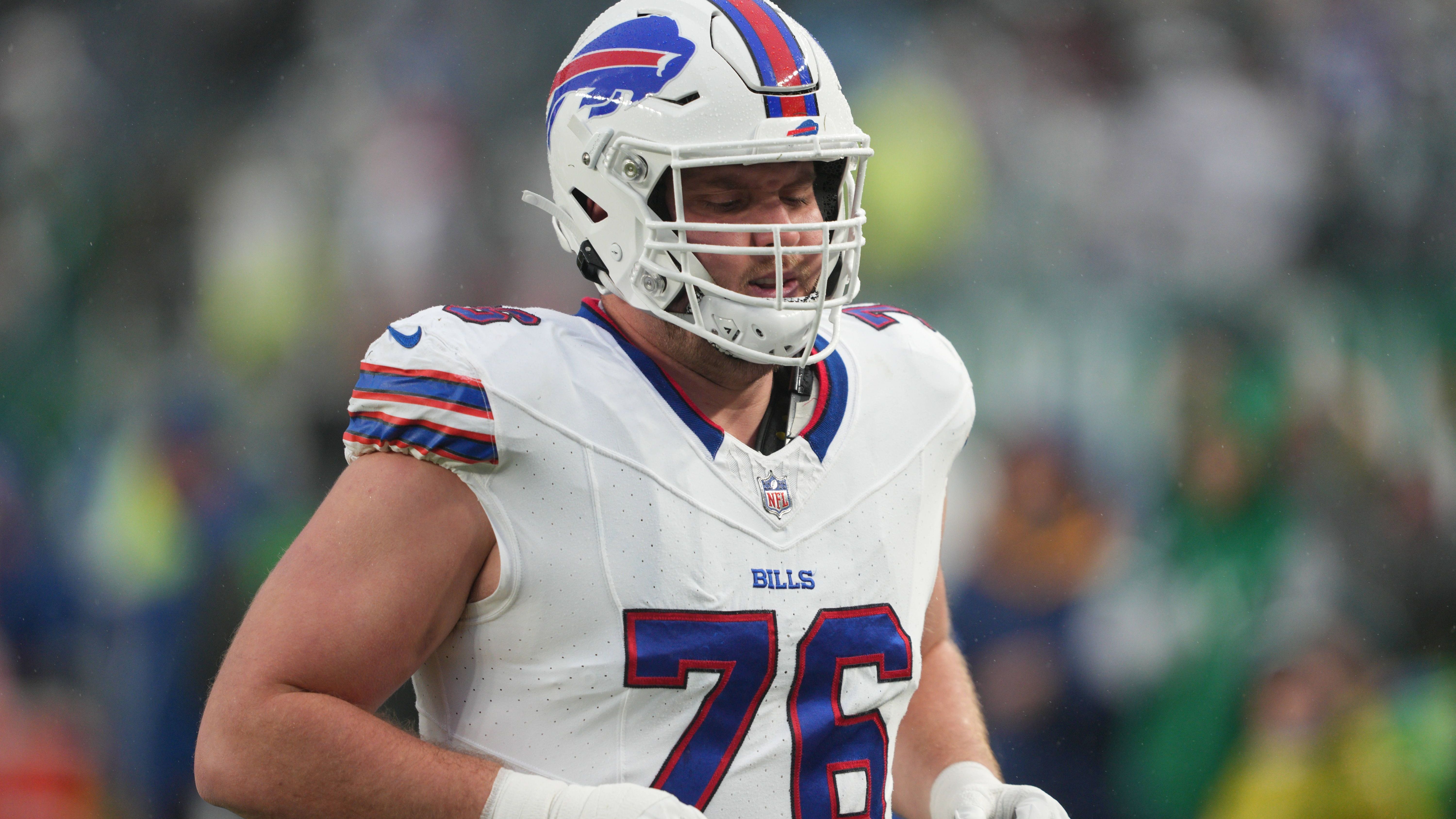 <strong>David Edwards (Guard)</strong><br>Buffalo verlängerte entgegen des massiven Aderlasses auch mit Guard David Edwards um weitere zwei Jahre für ingesamt sechs Millionen Dollar, wie NFL-Insider Aaron Wilson berichtet. Edwards' Vertrag umfasst zudem 2,95 Millionen Dollar an Garantien und einen Unterschriftsbonus von 1,75 Millionen Dollar. Der 26-Jährige hatte 2023 einen Einjahresvertrag über 1,77 Millionen Dollar unterzeichnet.