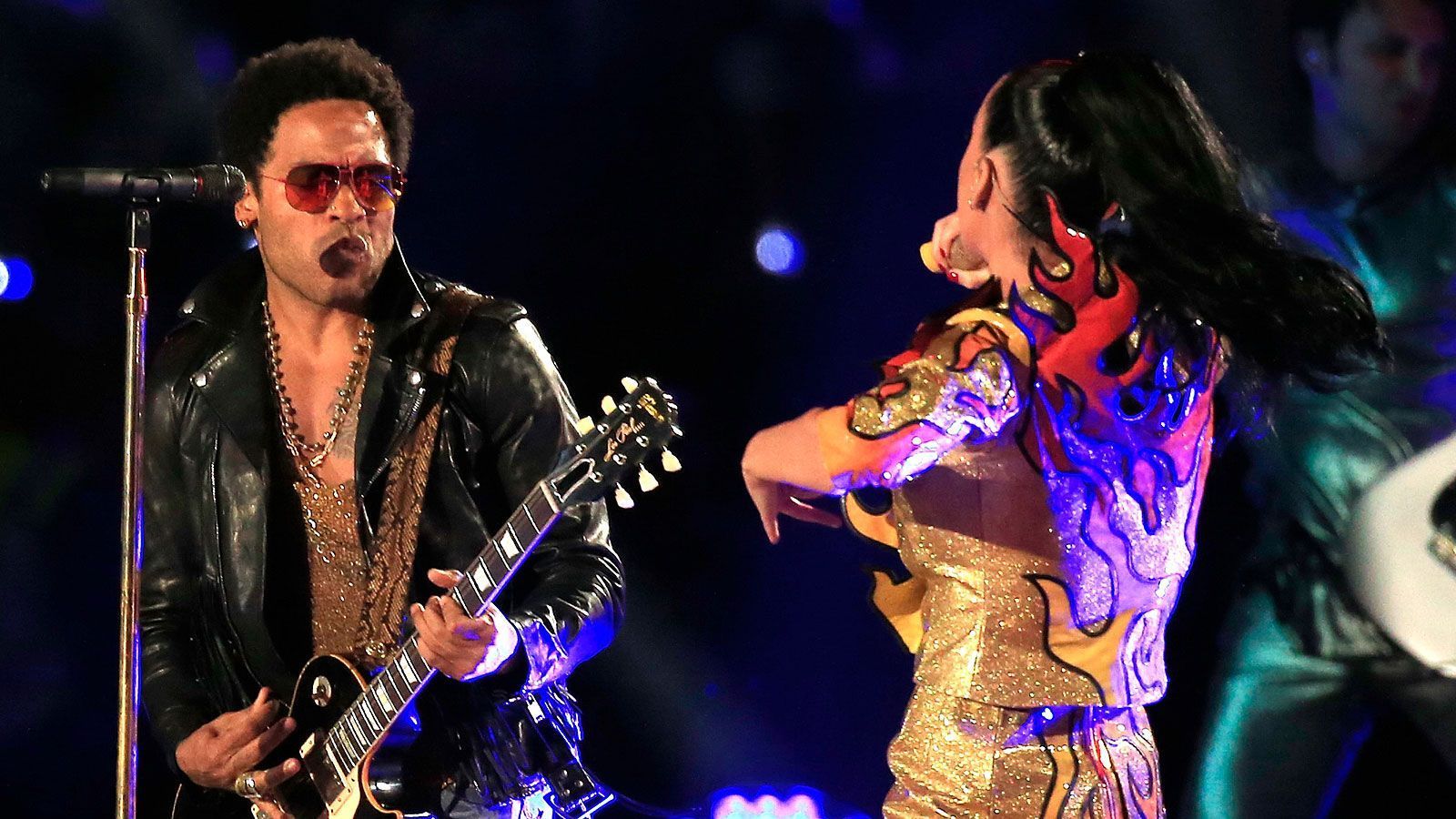 
                <strong>2015: Katy Perry</strong><br>
                Zusammen mit Perry heizt Superstar Lenny Kravitz den Fans in Glendale/Arizona ordentlich ein.
              