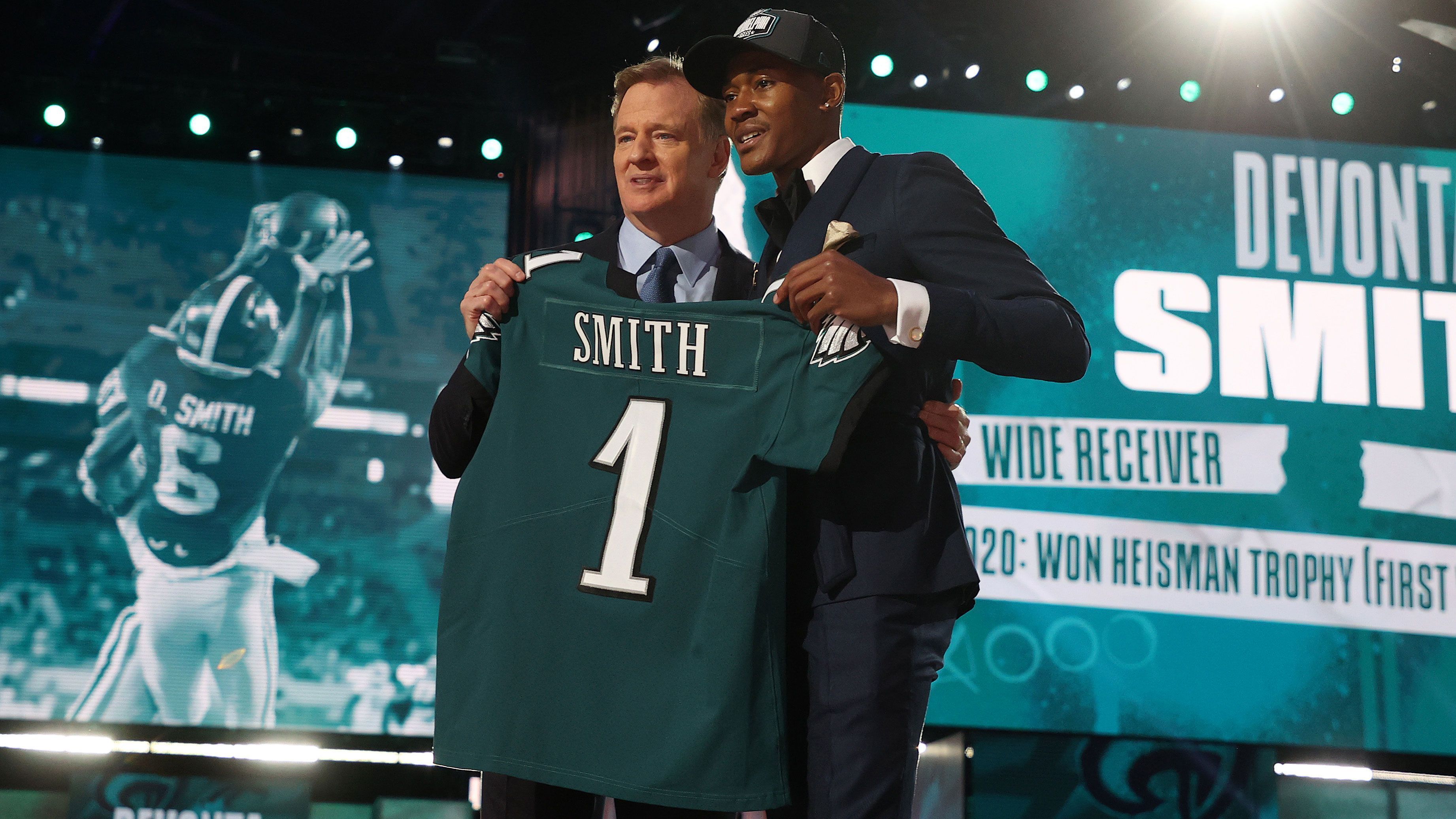 
                <strong>10. Pick - DeVonta Smith (Wide Receiver, Philadelphia Eagles)</strong><br>
                &#x2022; <strong>Vertrag unterschrieben: ja</strong> -<br>&#x2022; Signing Bonus: 12.008.284 US-Dollar -<br>&#x2022; Gesamtgehalt: 20.141.390 US-Dollar -<br>
              