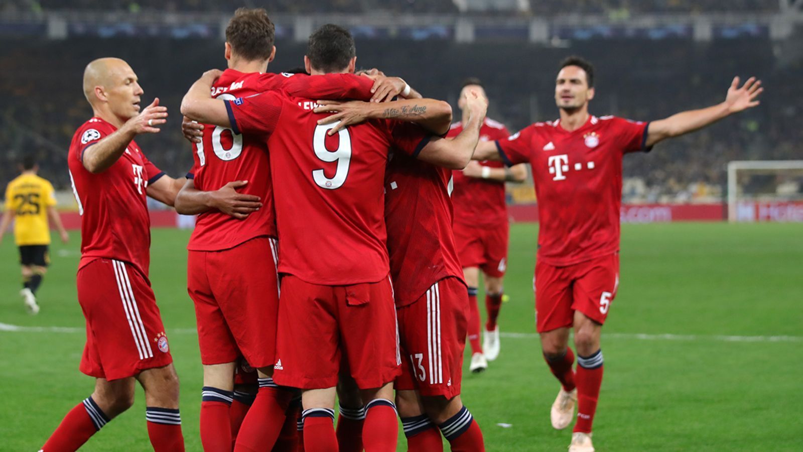 
                <strong>Champions League: Die Mega-Bayern bei AEK Athen in der Einzellobhudelei</strong><br>
                Was für ein grandioser Auftritt. Mit einem sensationell starken 2:0 bei AEK Athen haben sich die Bayern aus der von den Medien frei erfundenen Krise befreit. Wir feiern den Rekordmeister dafür ab.
              