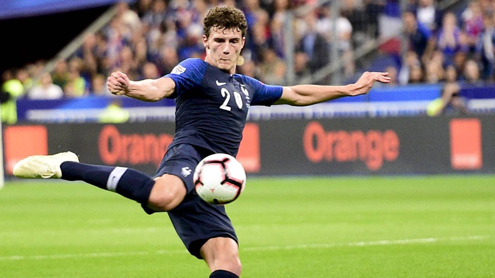 
                <strong>Benjamin Pavard (Frankreich)</strong><br>
                Durch die hohe Verteidigung der Equipe Tricolore in der ersten Halbzeit, hat der Stuttgarter öfters das Nachsehen gegenüber den schnellen deutschen Offensiv-Spielern. Nach vorne kaum zu sehen, über seine rechte Seite geht wenig. In der zweiten Halbzeit deutlich verbessert, rettet gut gegen Leroy Sane. ran-Note: 3
              