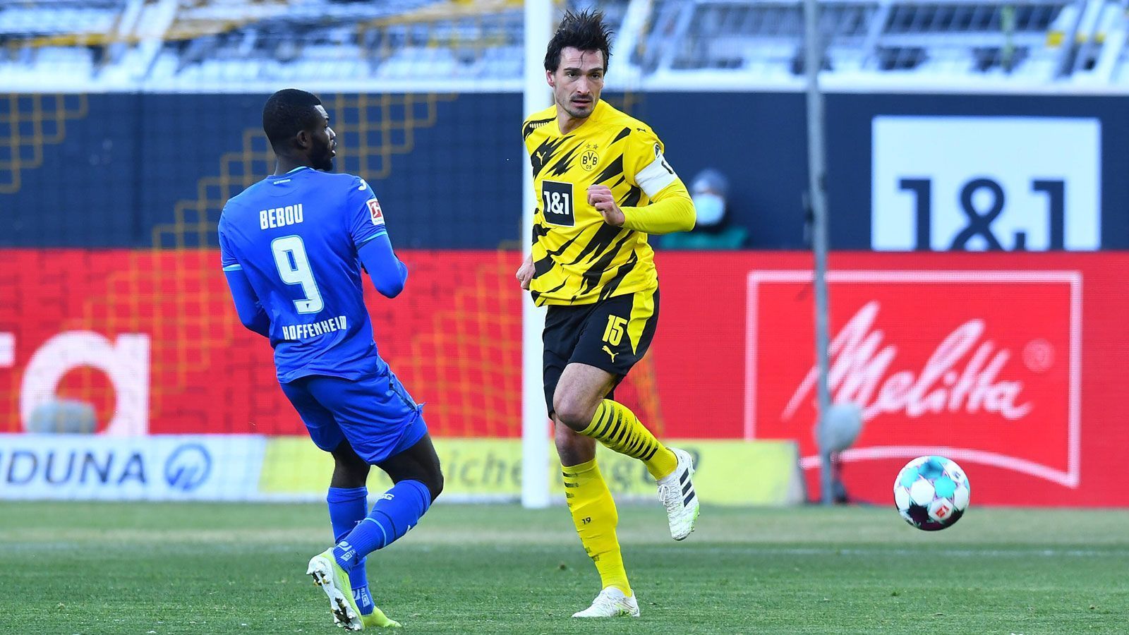 
                <strong>Mats Hummels</strong><br>
                Sieht, ähnlich wie Nebenmann Akanji, einige Male nicht gut aus gegen Bebou, bemüht sich ansonsten die Defensive zusammenzuhalten. Beim 1:1 stört er Vorbereiter Rudy nicht entschieden genug. ran-Note: 4
              