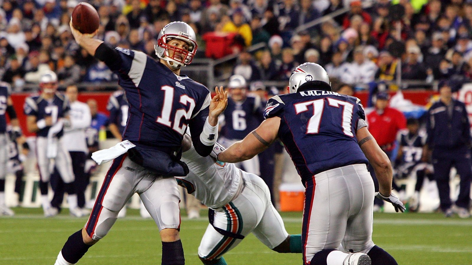 
                <strong>New England Patriots: 16 Siege (2007)</strong><br>
                Bilanz nach der Regular Season: 16-0Playoffs: 14:17 im Super Bowl verloren (vs. Giants) 
              