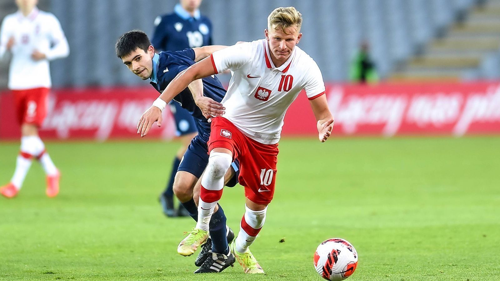 
                <strong>Mateusz Bogusz (UD Ibiza)</strong><br>
                Bereits seit Anfang 2020 spielt Mateusz Bogusz durchgehend im Ausland. Der 20 Jahre alte Mittelfeldmann wechselte damals zu Leeds United, ist in der laufenden Saison zum spanischen Zweitligisten UD Ibiza verliehen. Dort überzeugte der flexibel einsetzbare Bogusz bislang mit drei Toren und drei Vorlagen bei zwölf Einsätzen. In der polnischen U21 ist Bogusz mit bislang 16 Einsätzen (vier Tore) einer der routiniertesten Spieler. Entsprechend kam Bogusz bislang auch in allen vier EM-Qualifikationsspielen der polnischen U21 von Beginn an zum Einsatz.
              