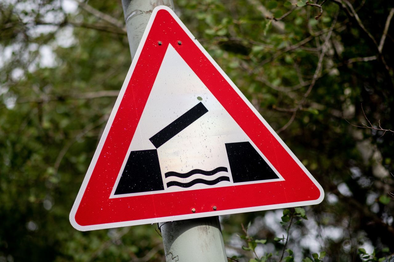 Abgeschafft: Warnschild für eine bewegliche Brücke