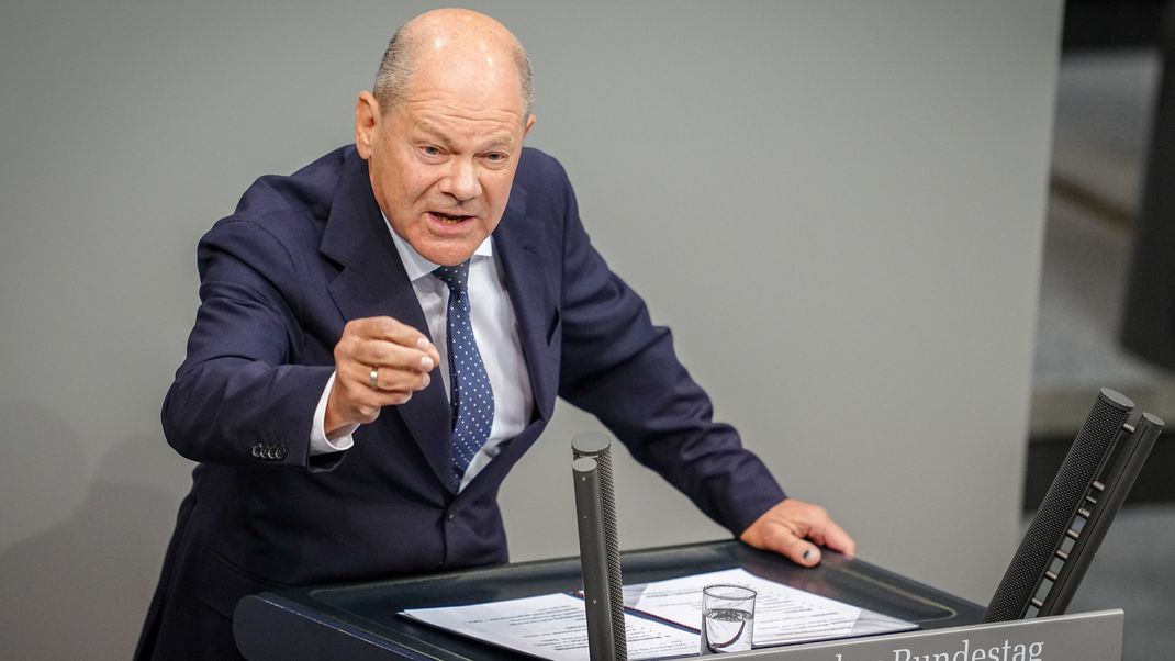 Bundeskanzler Olaf Scholz (SPD) gibt im Bundestag eine Regierungserklärung ab. (Archivbild)