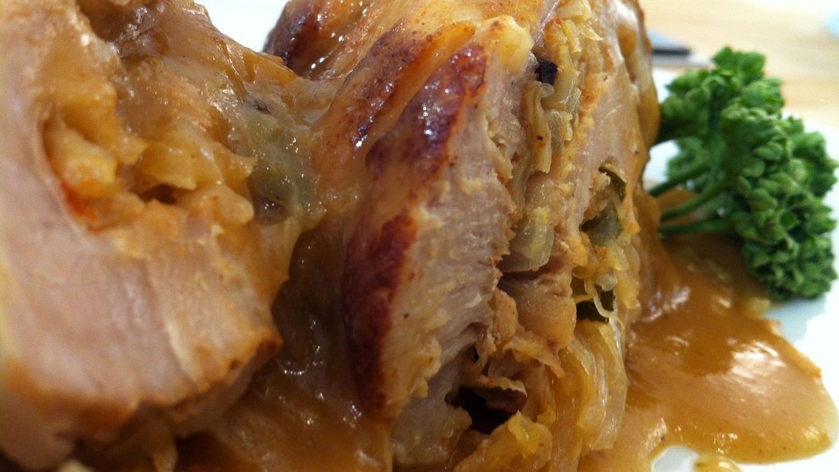 Schweinebauch-Rouladen mit Sauerkraut