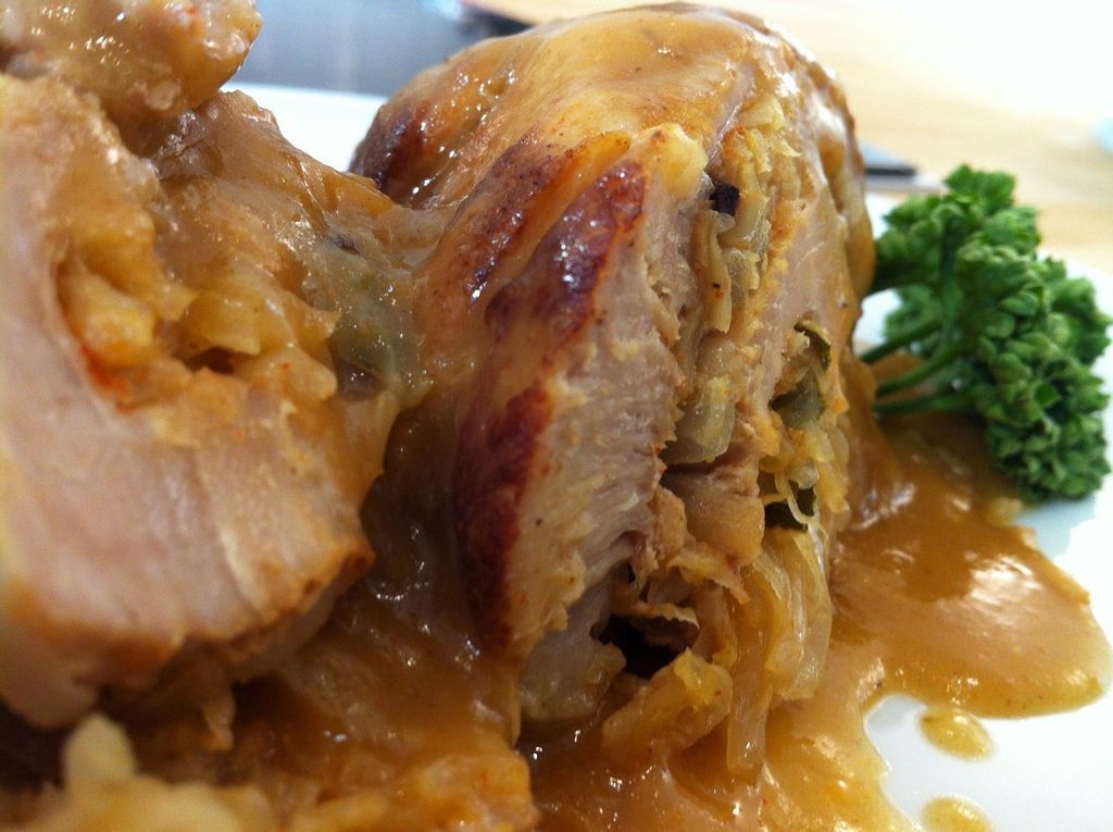Schweinebauch-Rouladen mit Sauerkraut