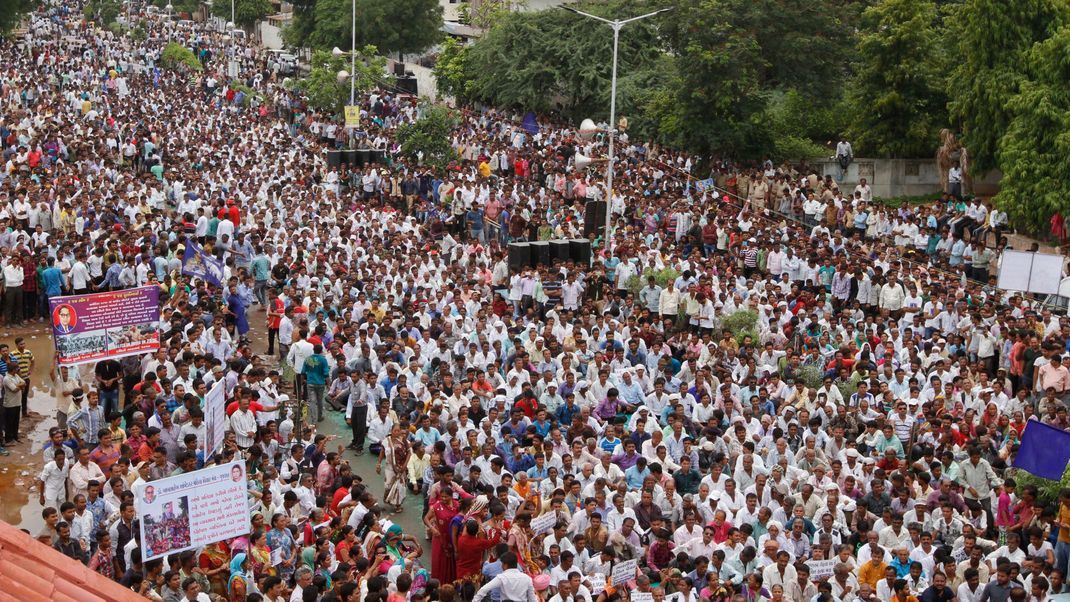 Demonstration: Das Foto zeigt wie hunderte Dalits 2016 in Ahmadabad auf die Straße gehen, um ihre Rechte einzufordern. Auslöser war die Gewalttat an vier Dalit-Männern, die von Angehörigen anderer Kasten brutal zusammengeschlagen wurden.
