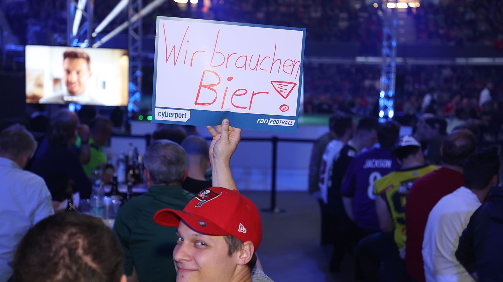 
                <strong>Public Viewing im Audi Dome</strong><br>
                Das Wichtigste durfte natürlich nicht fehlen. 
              