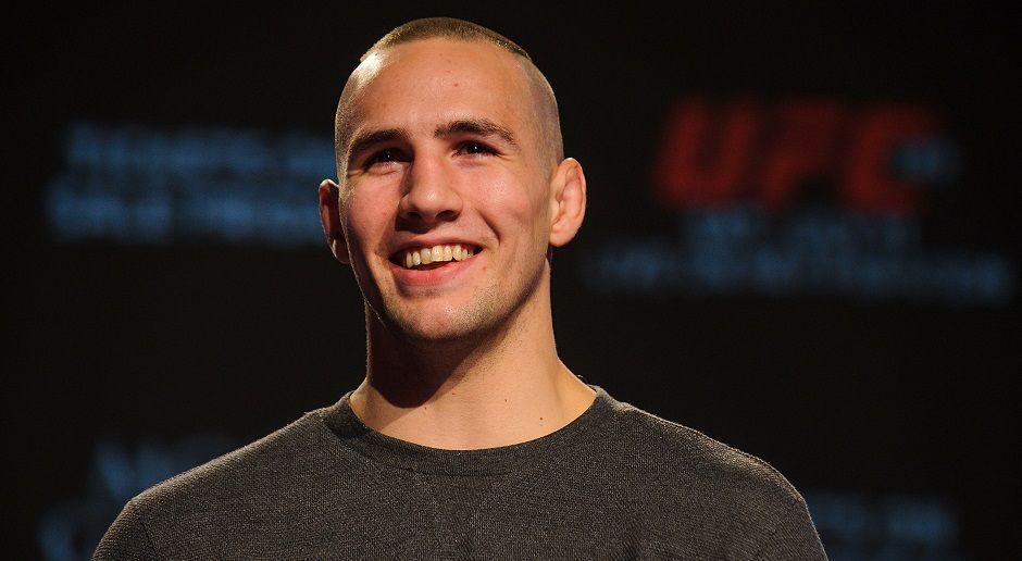 
                <strong>Rory MacDonald</strong><br>
                Der Kanadier Rory MacDonald, ein langjähriger Trainingspartner von Georges St-Pierre, gilt als dessen Thronerbe. Er gehört zur ersten Generation von UFC-Stars, die nicht aus einer anderen Kampfsport-Art kommen, sondern mit MMA groß geworden sind. MacDonald ist genauso vielseitig und taktisch clever wie sein Mentor St-Pierre, doch den Weltmeistertitel gewann er bisher nicht. Im "Kampf des Jahres 2015" stand er kurz davor, Robbie Lawler den Gürtel abzunehmen - doch am Ende triumphierte der Champion.
              