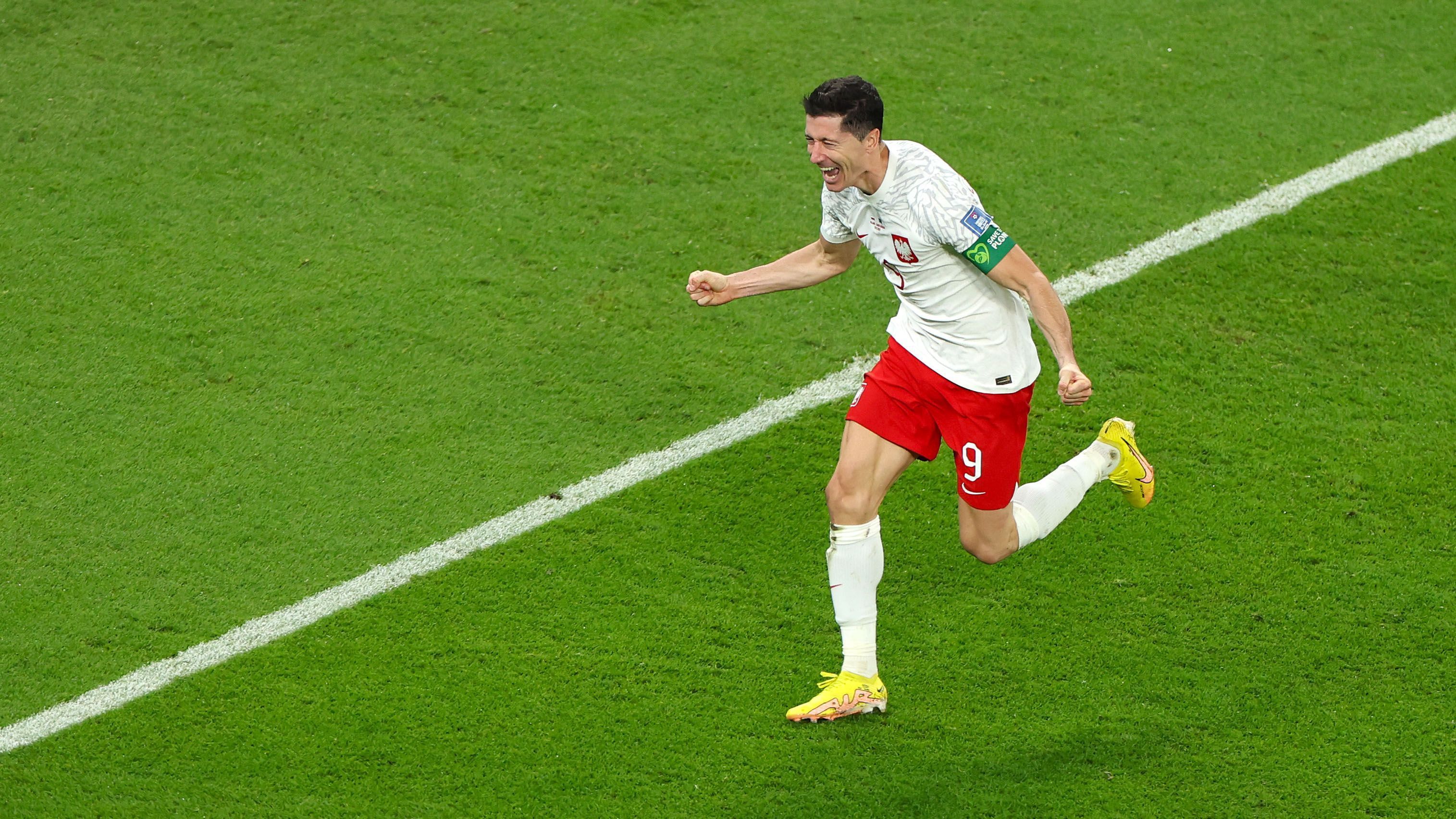 
                <strong>Gruppe C: Polen</strong><br>
                Durchatmen bei Robert Lewandowski und den Polen. Trotz einer schwachen Leistung am letzten Gruppenspieltag stehen die Polen im WM-Achtelfinale und treffen dort am Sonntag (16 Uhr im Liveticker auf ran.de) auf Titelverteidiger Frankreich. Dort muss dann aber eine deutliche Leistungssteigerung her - beim 0:2 gegen Argentinien waren Lewandowski und Co. chancenlos. Zuvor siegte man mit 2:0 gegen Saudi-Arabien, die Auftaktpartie gegen Mexiko endete 0:0. 
              