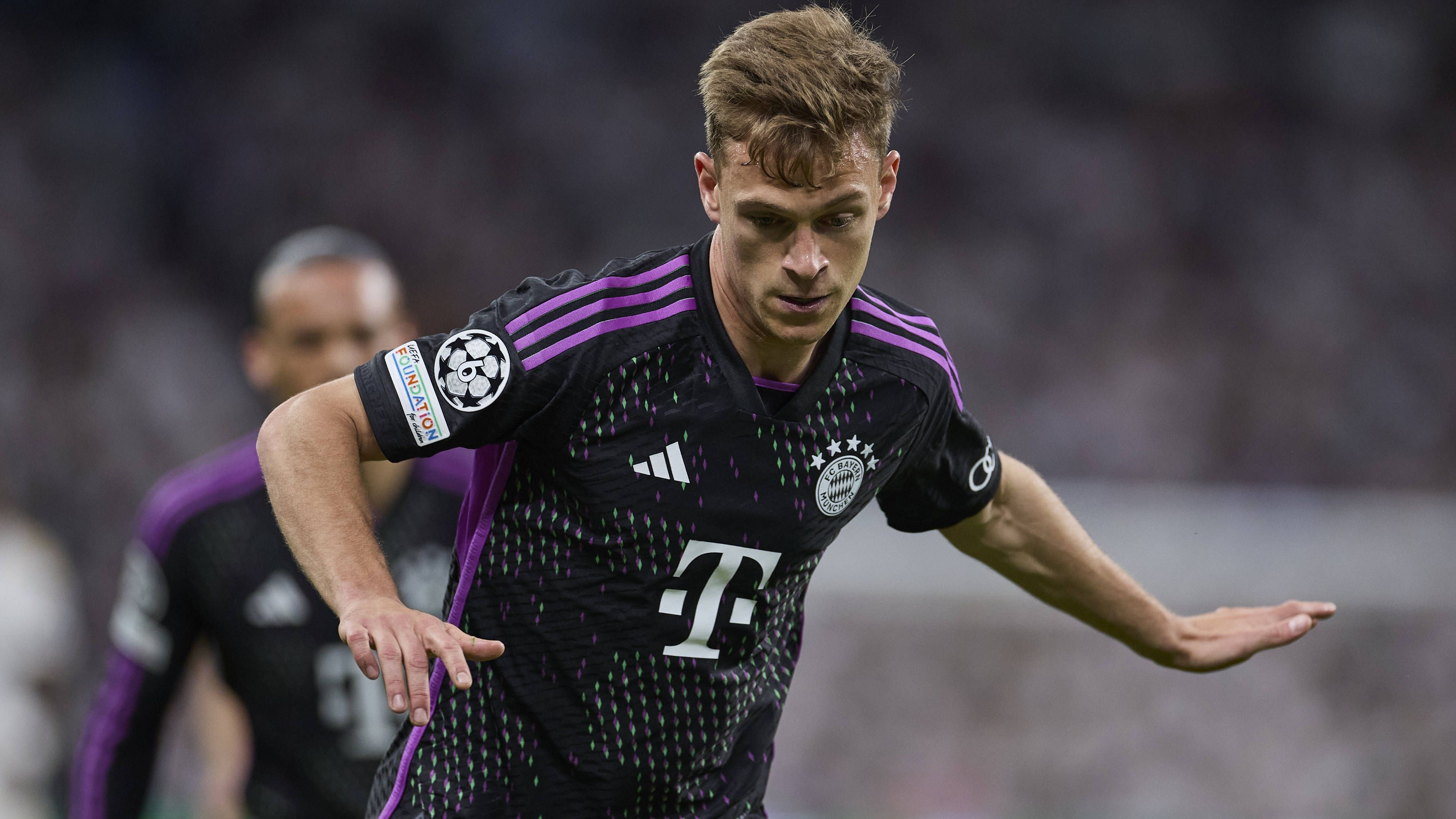 <strong>Joshua Kimmich (FC Bayern)</strong><br>Anfangs nicht im Spiel, steigert sich aber und hat seine Seite, über die oft mehrere Real-Akteure, dann bis zur Halbzeit weitgehend im Griff. Nach der Pause allerdings mit Riesenproblemen gegen Vinicius, der ihn mehrfach alt aussehen lässt, und in der Schlussphase beide Treffer vorbereitet. Wird vor dem vermeintlichen 1:1 von Torschütze Nacho gefoult, so dass der Treffer von Schiedsrichter Marciniak zurückgenommen wird. Schwache Standards. <strong><em>ran</em></strong>-Note: 5