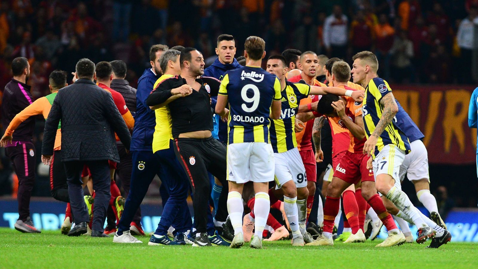 
                <strong>Massenschlägerei bei Istanbul-Derby: Die Eskalation am Bosporus</strong><br>
                Nach dem Abpfiff des Istanbul-Derbys in der Türkei zwischen Galatasaray und Fenerbahce (Endstand: 2:2) kam es noch auf dem Rasen zu einer großen Massenschlägerei. Den Spielern beider Teams brannten komplett die Sicherungen durch und es kam zur Eskalation am Bosporus. ran.de zeigt die Bilder aus Istanbul.
              