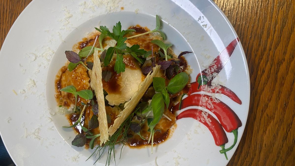 Pulled-Pork-Ravioli mit geschmortem Spitzkohl, BBQ-Jus und Parmesanchip 