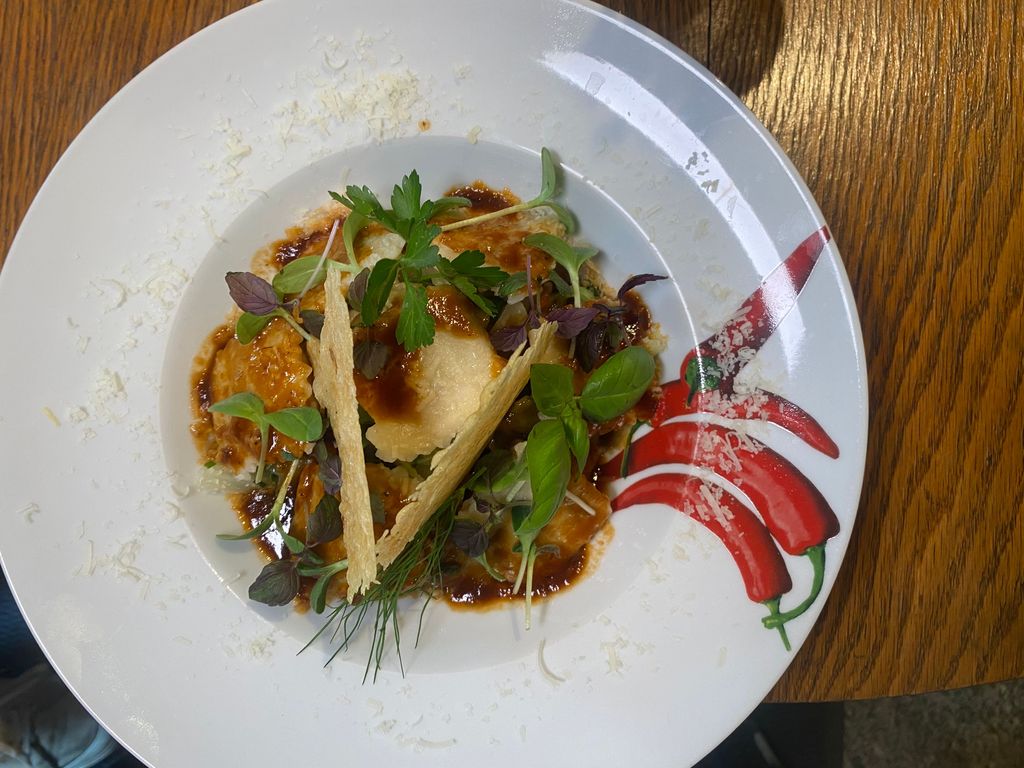 PulledPorkRavioli mit geschmortem Spitzkohl, BBQJus und Parmesanchip