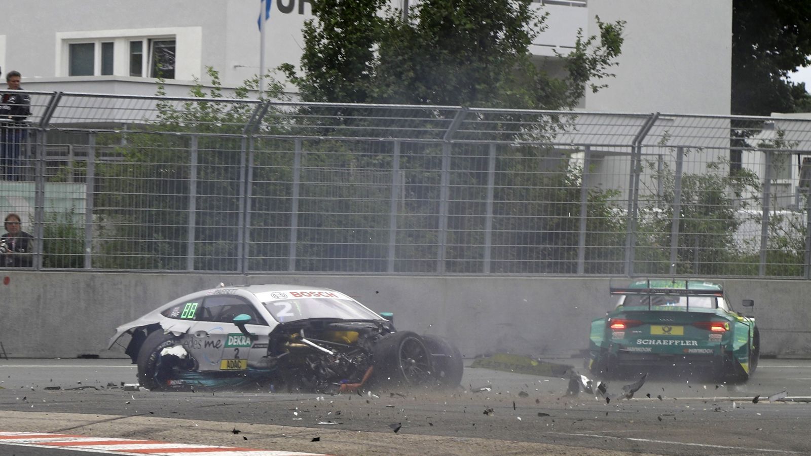 
                <strong>Norisring: Das macht den Kurs so einzigartig</strong><br>
                Der Norisring bietet seit 2000 jede Menge DTM-Action. Auch spektakuläre Unfälle wie der von Gary Paffett (Mercedes) und Mike Rockenfeller (Audi) 2017 sorgen für Nervenkitzel. Beim Crash im Vorjahr kamen die Unfallbeteiligten Paffett (Prellungen) und Rockenfeller (Mittelfußbruch) noch einmal glimpflich davon. Beim Aufprall wirkten Kräfte zwischen 38 und 40 g auf die Piloten ein.
              