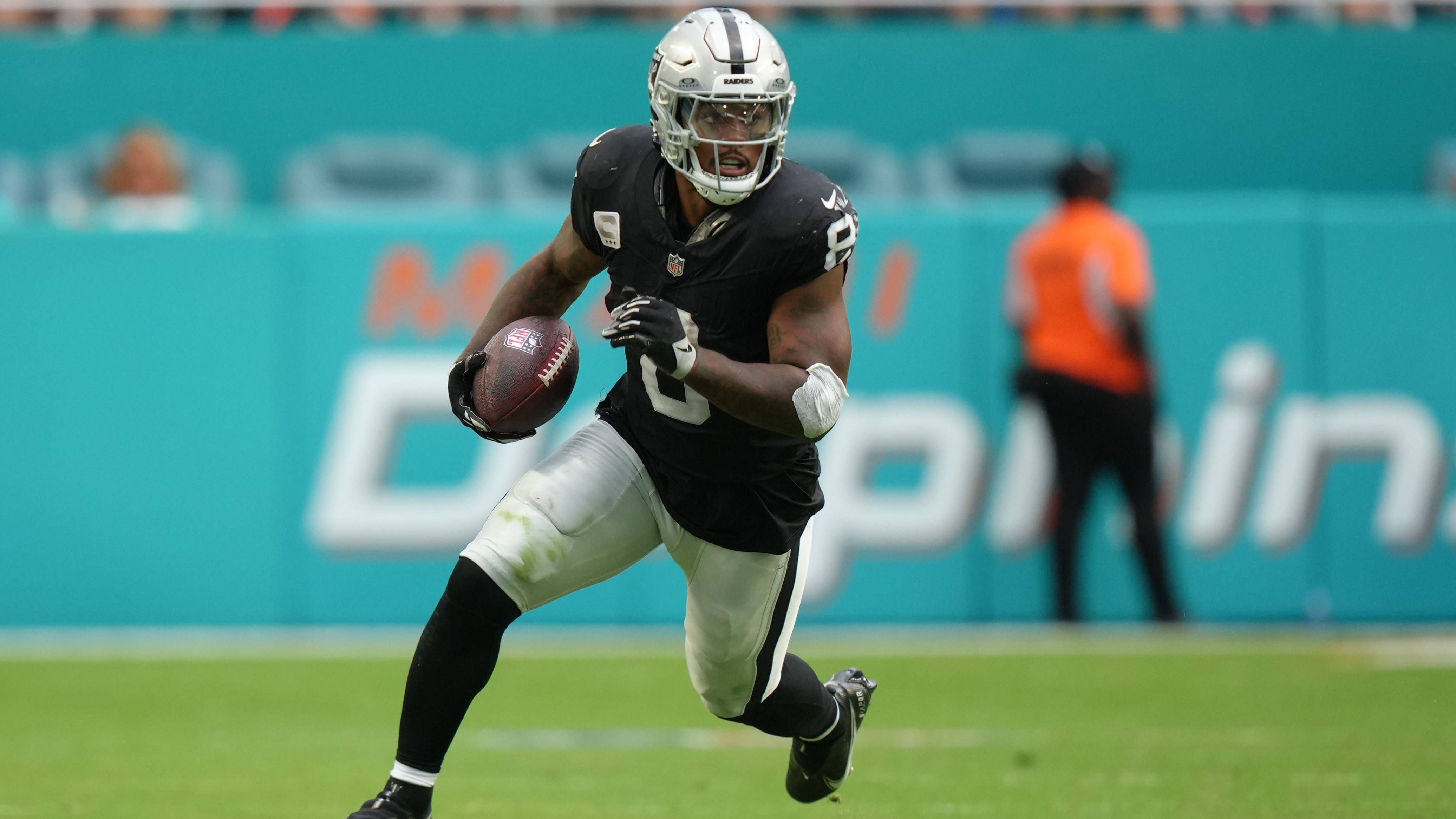 <strong>Josh Jacobs (Running Back)</strong><br>Es war eine unbefriedigende Saison für Josh Jacobs bei den Las Vegas Raiders. Nachdem er 2022 noch Rushing Leader der NFL war, ging 2023 in Relation gar nichts. Zeit also für einen Tapetenwechsel.