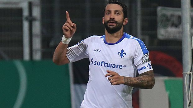 
                <strong>Verteidigung: Aytac Sulu (30, SV Darmstadt)</strong><br>
                Abwehr: Aytac Sulu (30, SV Darmstadt): Er spielt vielleicht die Saison seines Lebens. Mit dem SV Darmstadt 98 muss sich Kapitän Aytac Sulu derzeit (noch) keine Abstiegssorgen machen. Nebenbei ist er mit vier Treffern auch noch der gefährlichste Innenverteidiger der Liga. Und das, obwohl der Deutsch-Türke mit seinen 30 Jahren seinen Fußball-Zenit auch schon überschritten haben müsste - zumindest theoretisch.
              