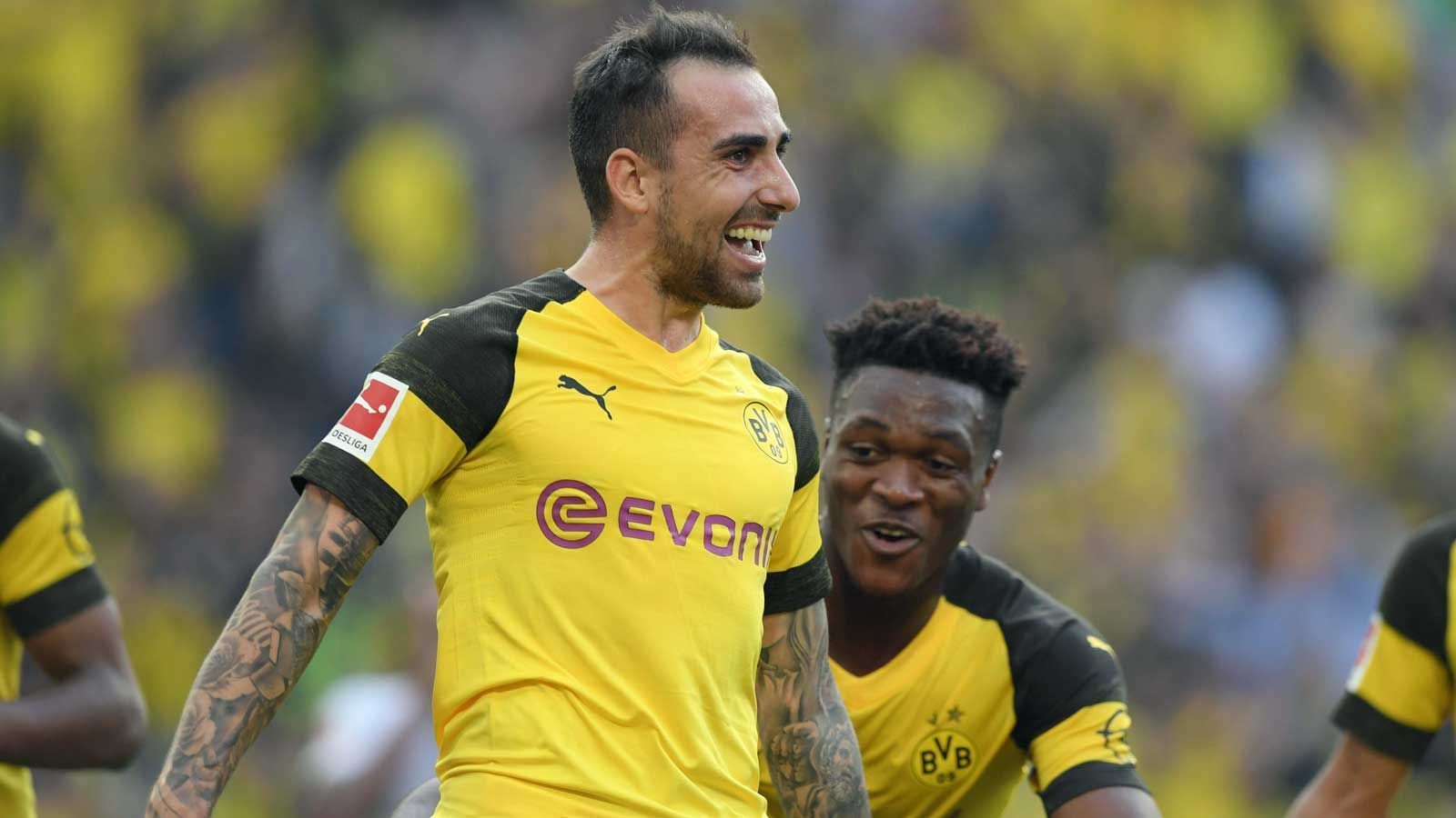 
                <strong>Angriff - Paco Alcacer (Borussia Dortmund)</strong><br>
                Wie Hakimi, der sich in dieser Galerie schon wiederfindet, steht auch Paco Alcacer für eine gelungene Transferpolitik der Dortmunder. Der 25-jährige Spanier wurde mit Kaufoption vom FC Barcelona ausgeliehen und feierte einen triumphalen Einstand in der Bundesliga. Mit sechs Tore in drei Bundesliga-Spielen weist der Stürmer die beste Torquote aller Spieler in Europas Topligen auf und dabei spielte er insgesamt nur 81 Minuten. Angesichts dieses Traumstarts in Dortmund kamen zuletzt Gerüchte auf, wonach der BVB die vereinbarte Kaufoption schon jetzt ziehen würde. Bestätigt wurde das von Vereinsseite jedoch nicht. Durch seinen Lauf, hat es Alcacer zuletzt auch wieder in Spaniens Nationalteam geschafft, wo er beim 4:1-Sieg in Wales gleich doppelt traf.
              