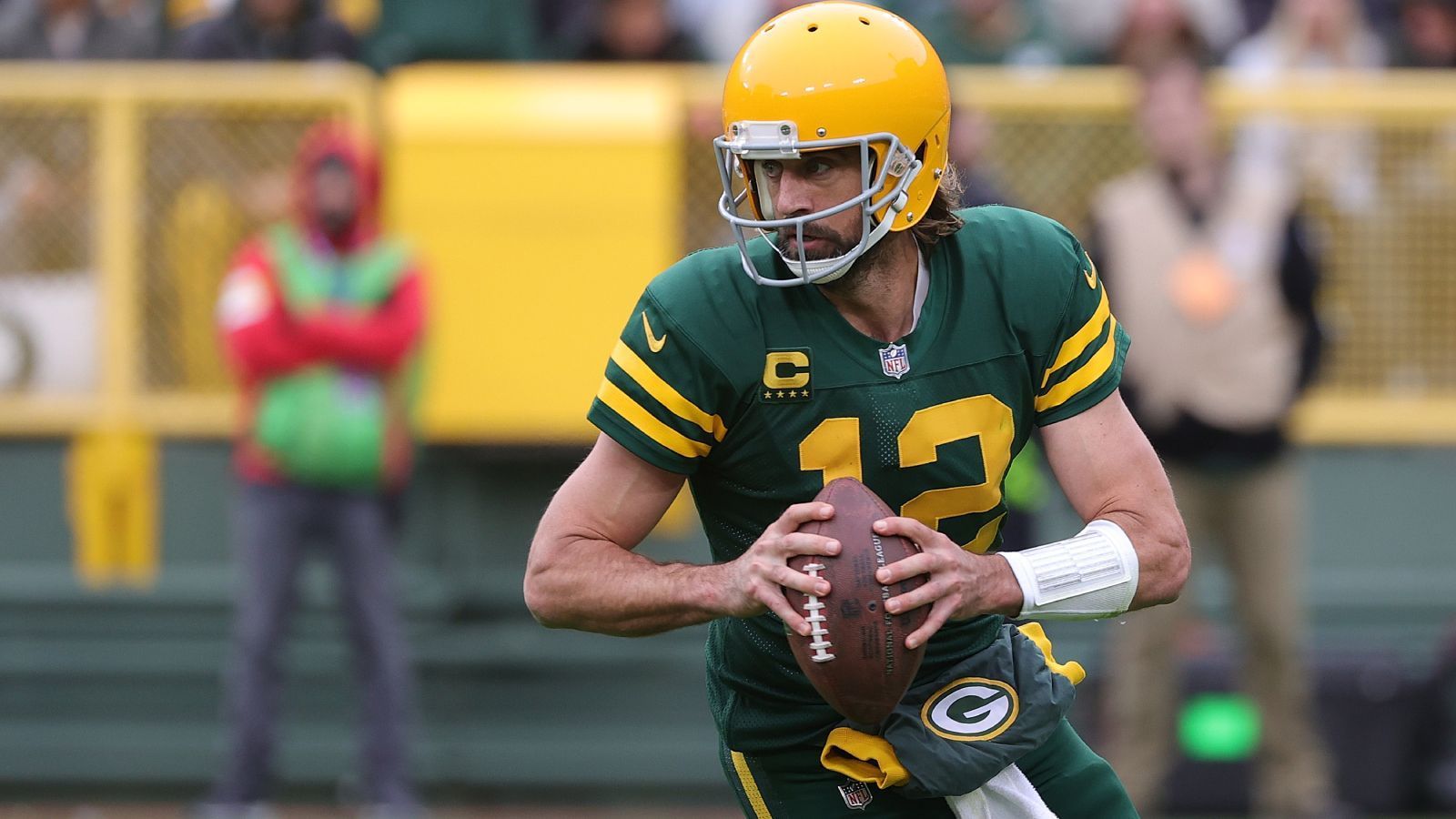 
                <strong>Platz 4: Aaron Rodgers (Green Bay Packers)</strong><br>
                Der amtierende MVP bestimmte in der vergangenen Woche die Schlagzeilen, mit seinen sportlichen Qualitäten hatte das allerdings wenig zu tun. Die sind nichtsdestotrotz immer noch sehr groß. Aaron Rodgers überzeugt auch 2021 mit effektivem Quarterback-Play und bewies gegen die Cardinals, dass er auch ohne Davante Adams Spiele gewinnen kann. Der "Gunslinger" brilliert dabei selten mit spektakulären Plays oder atemberaubenden Statistiken, vielmehr ist es die Konstanz und die gute Entscheidungsfindung, die den 37-Jährigen auszeichnen.
              