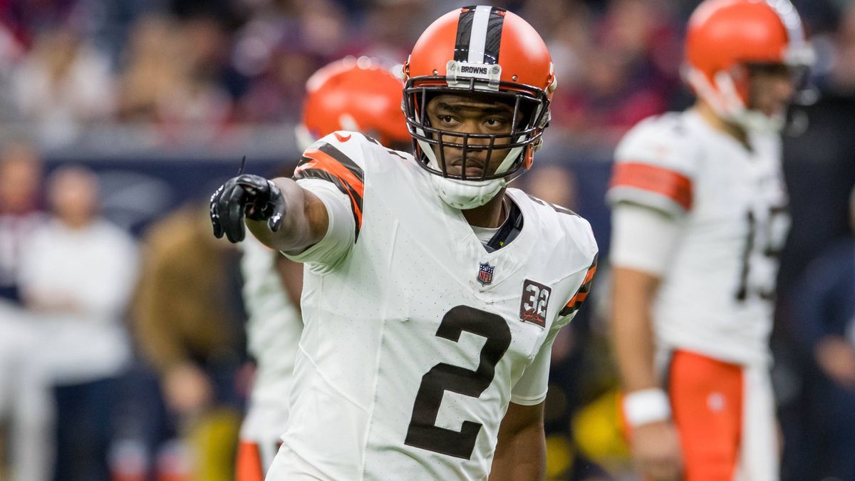 December 24, 2023: Cleveland Browns wide receiver Amari Cooper (2) prepares for a play during a game between the Cleveland Browns and the Houston Texans in Houston, TX. .. CSM USA - ZUMAc04_ 202312...