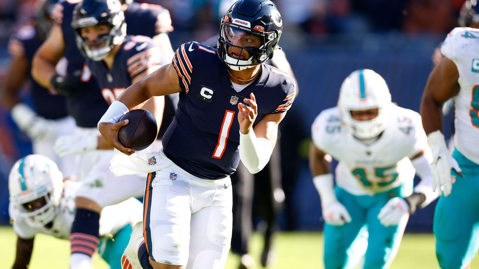 
                <strong>Week 9: Justin Fields (Chicago Bears)</strong><br>
                Justin Fields hat im Spiel gegen die Miami Dolphins 178 Rushing Yards erlaufen. Damit ist der Spielmacher der Chicago Bears der erste Quarterback in der NFL-Geschichte, dem in einem Spiel mehr als 150 Rushing Yards und mindestens drei Passing Touchdowns gelangen. Gleichzeitig stellte Fields eine neue Bestmarke für Rushing Yards eines Quarterbacks in einem Spiel der Regular Season auf. Die alleinige Bestmarke hält allerdings Colin Kaepernick, der in den Playoffs 2012 181 Rushing Yards für die San Francisco 49ers gegen die Green Bay Packers erlief.
              